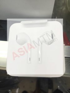 iPhone 7 Ear Pods and Lighting to 3.5MM Adapter Photo 2