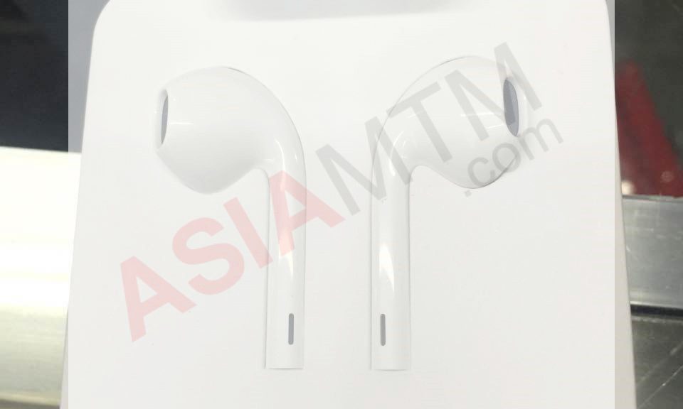 iPhone 7 Ear Pods and Lighting to 3.5MM Adapter Photo 2
